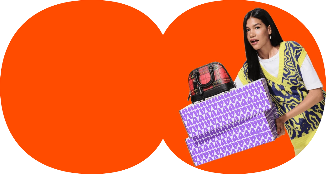Mulher segurando duas caixas e bolsa