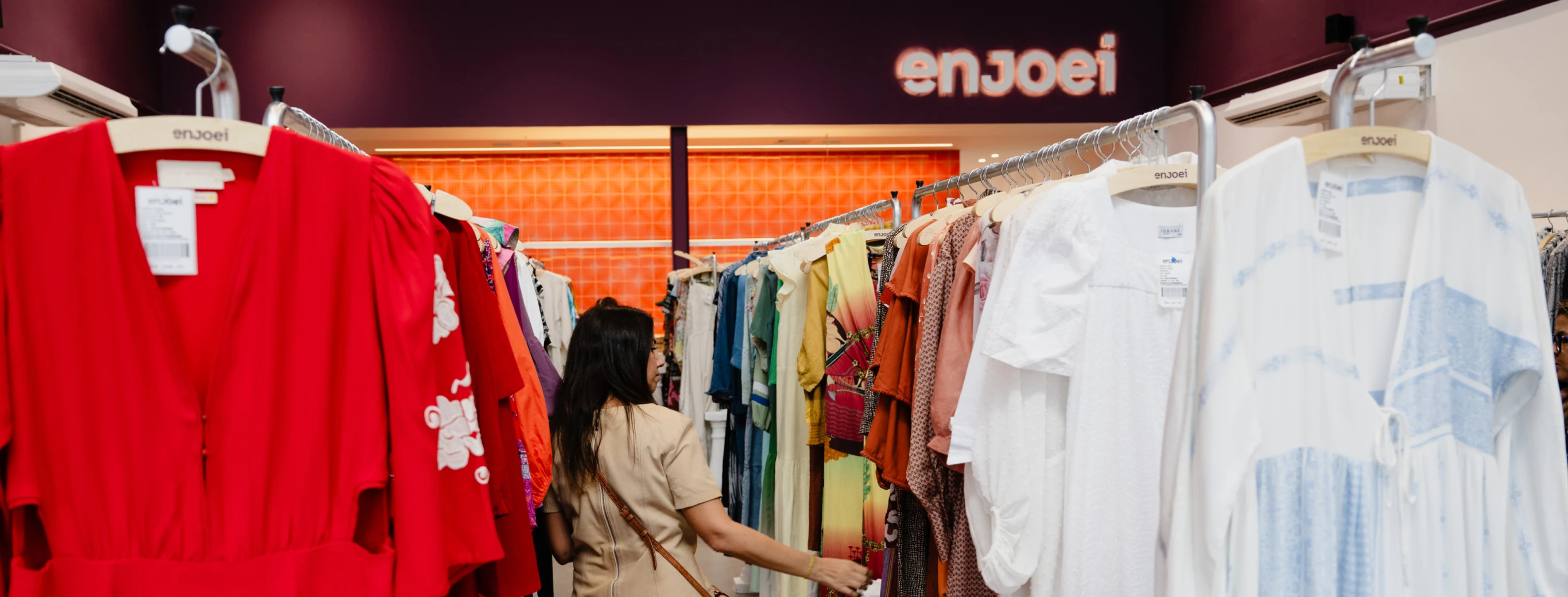 Roupas em cabides em uma loja de varejo